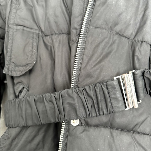 Woman’s puffer black coat with belt and removable hood - Picture 2 of 5